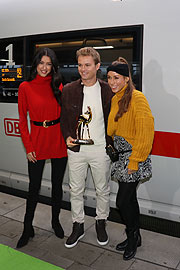 Nico Rosberg, Rebecca Mir und Annemarie Carpendale mit Bambi auf dem Weg nach Berlin (©Foto. Martin Schmitz)